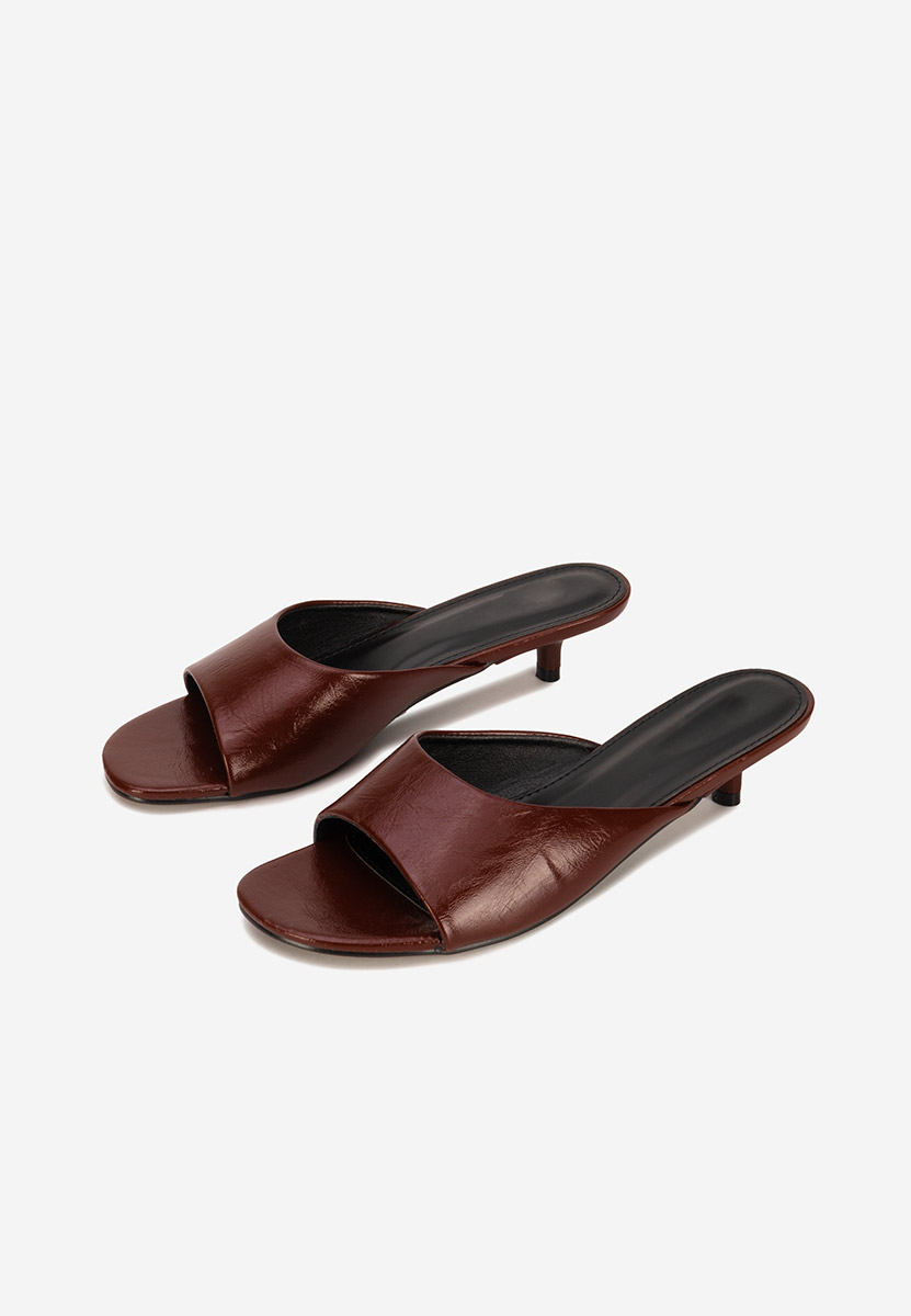 Bordowe klapki na obcasie Afelia