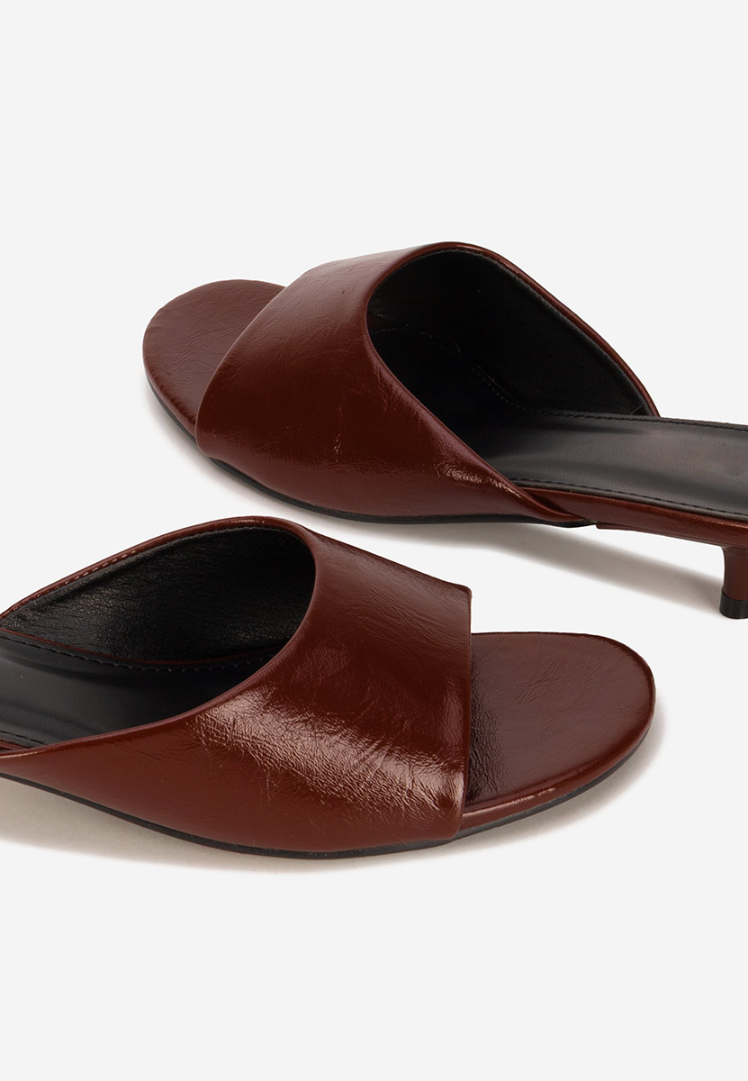 Bordowe klapki na obcasie Afelia