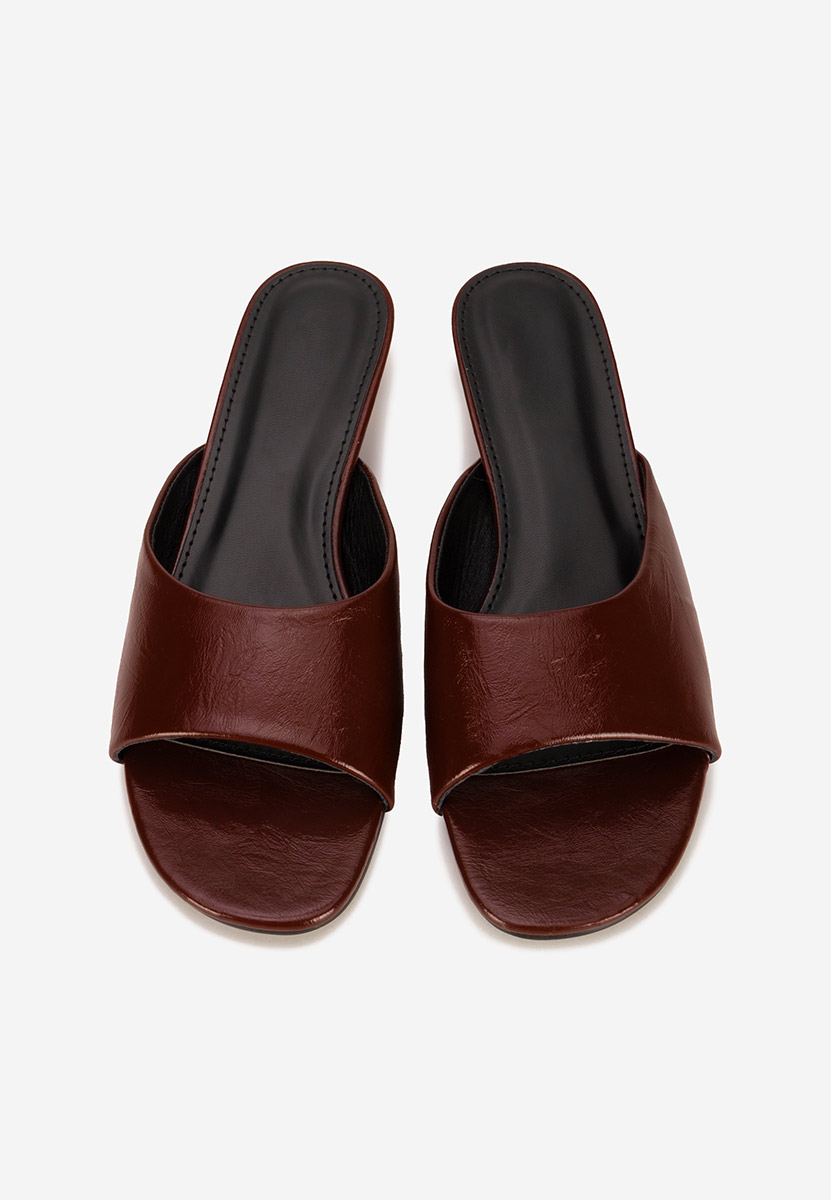 Bordowe klapki na obcasie Afelia