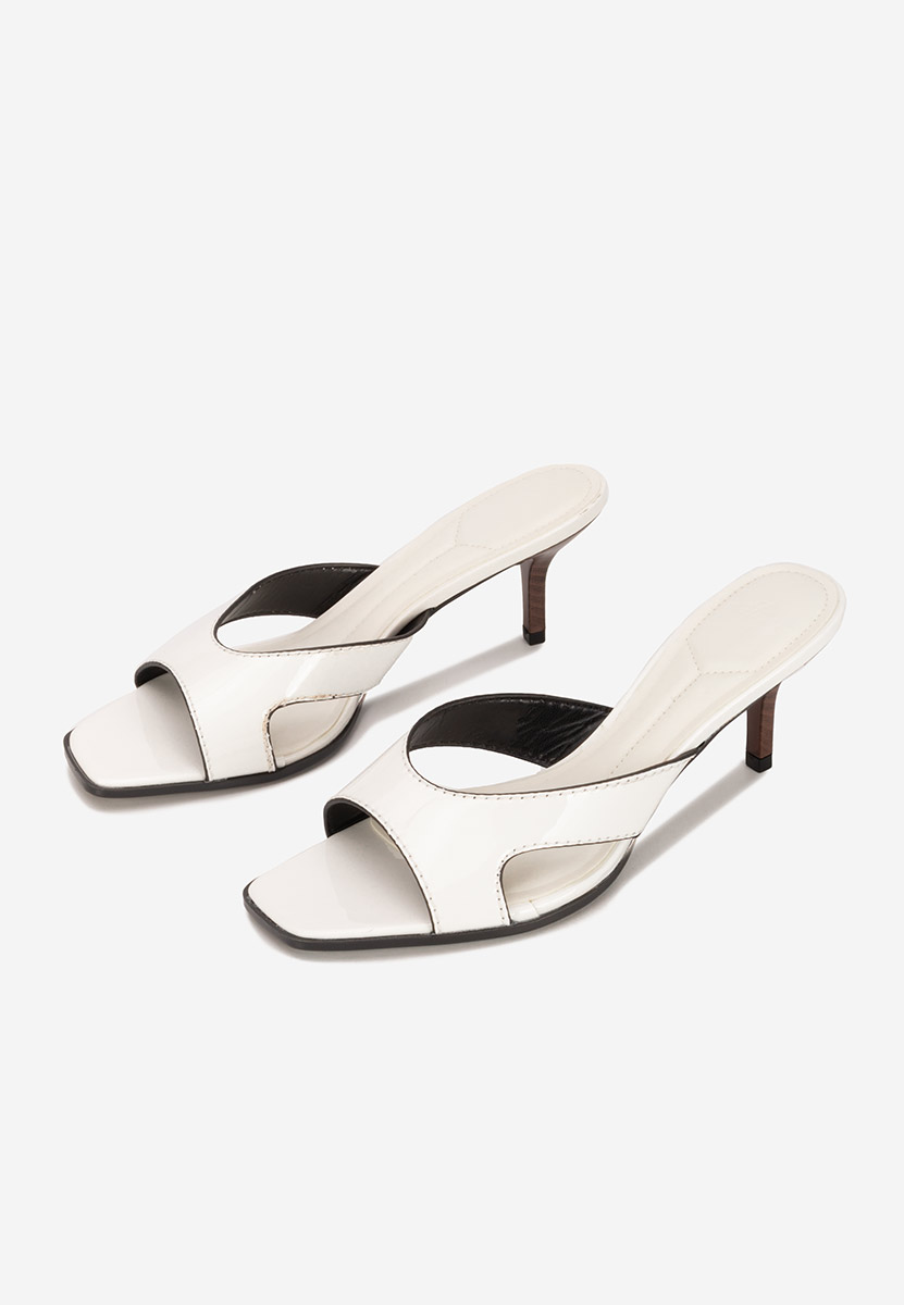 Białe klapki na obcasie Zinadia