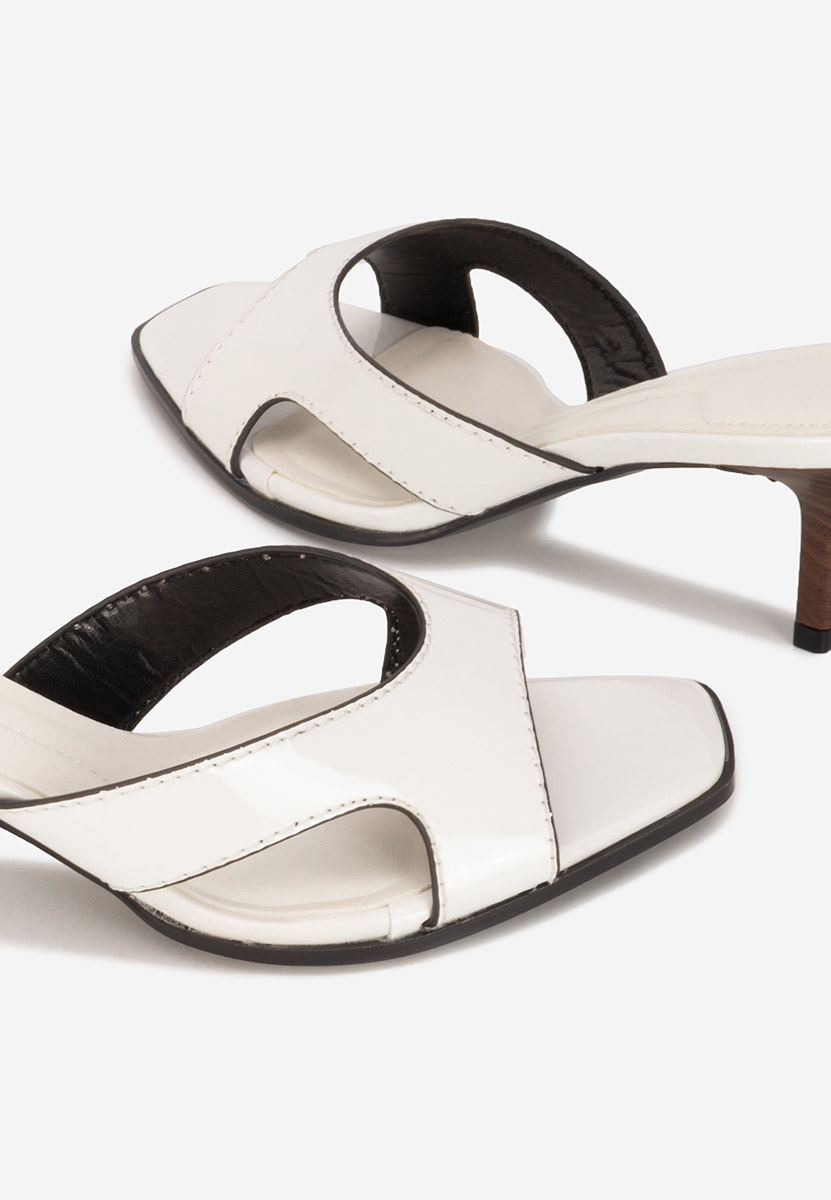 Białe klapki na obcasie Zinadia