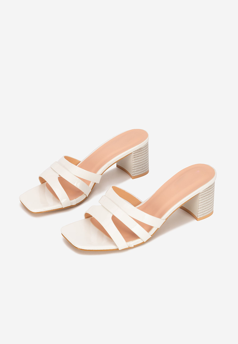 Białe klapki na obcasie Genoveva