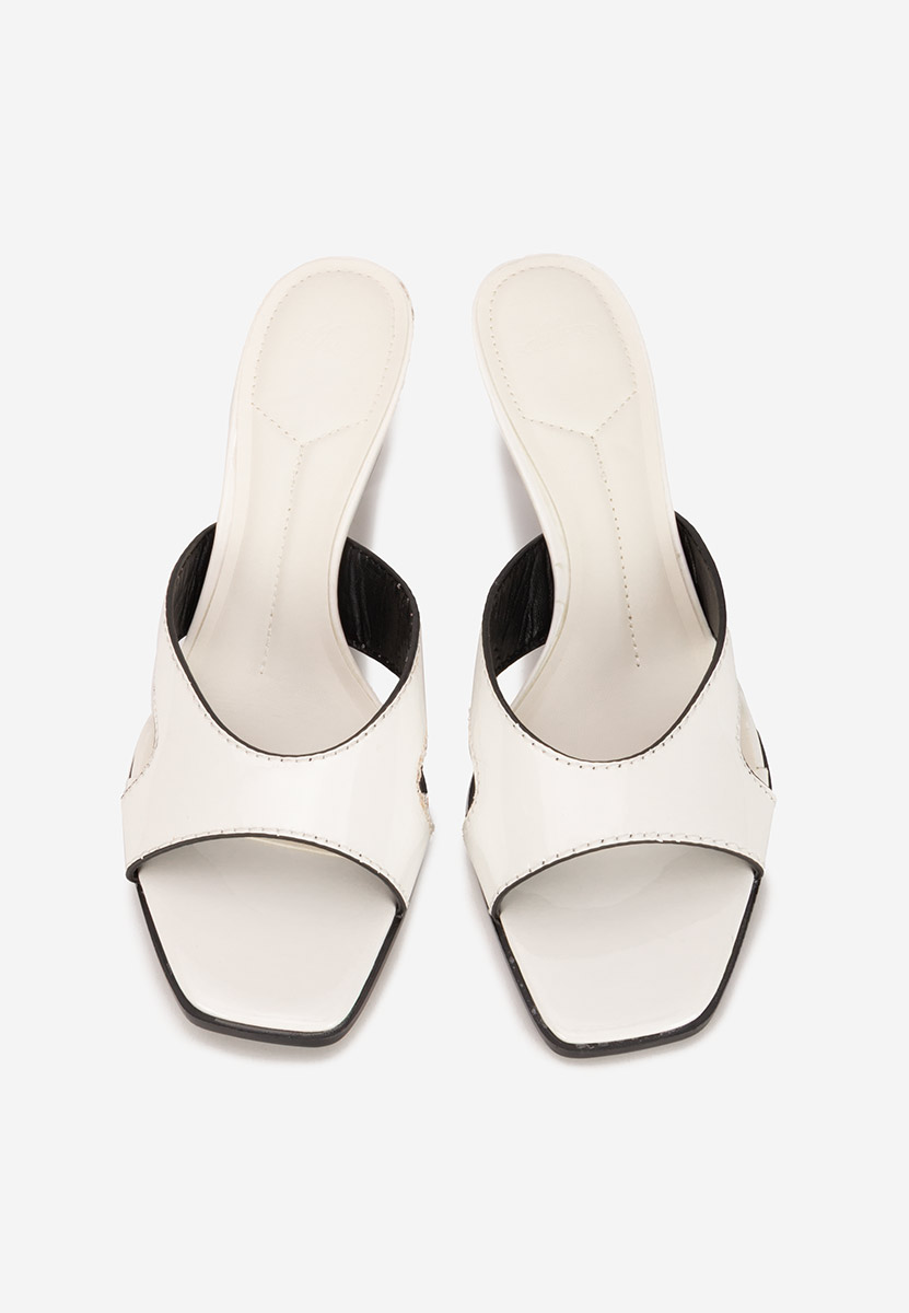 Białe klapki na obcasie Zinadia