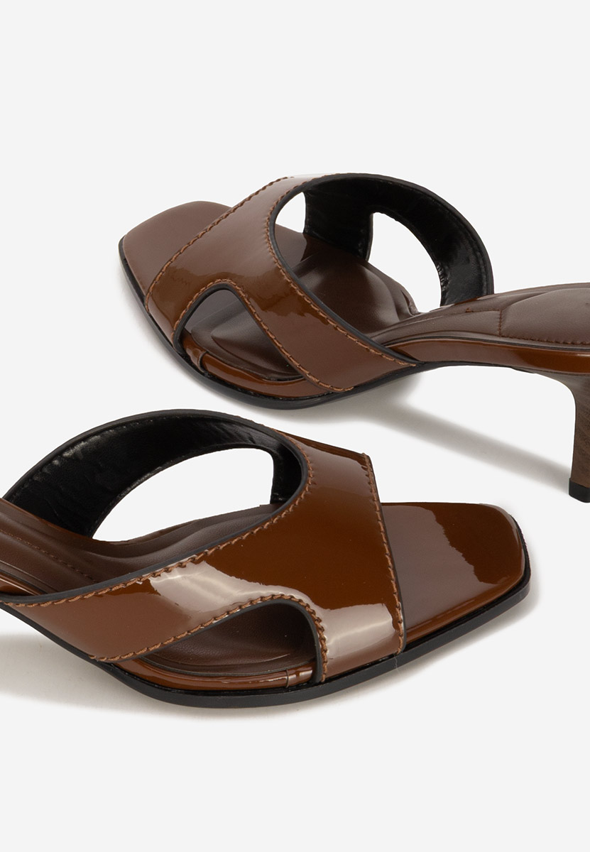 Brązowe klapki na obcasie Zinadia