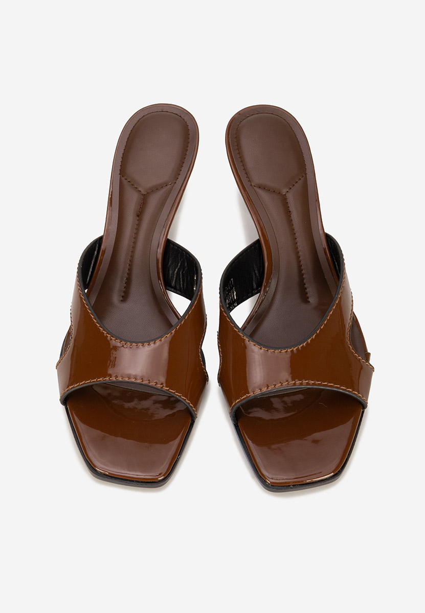 Brązowe klapki na obcasie Zinadia