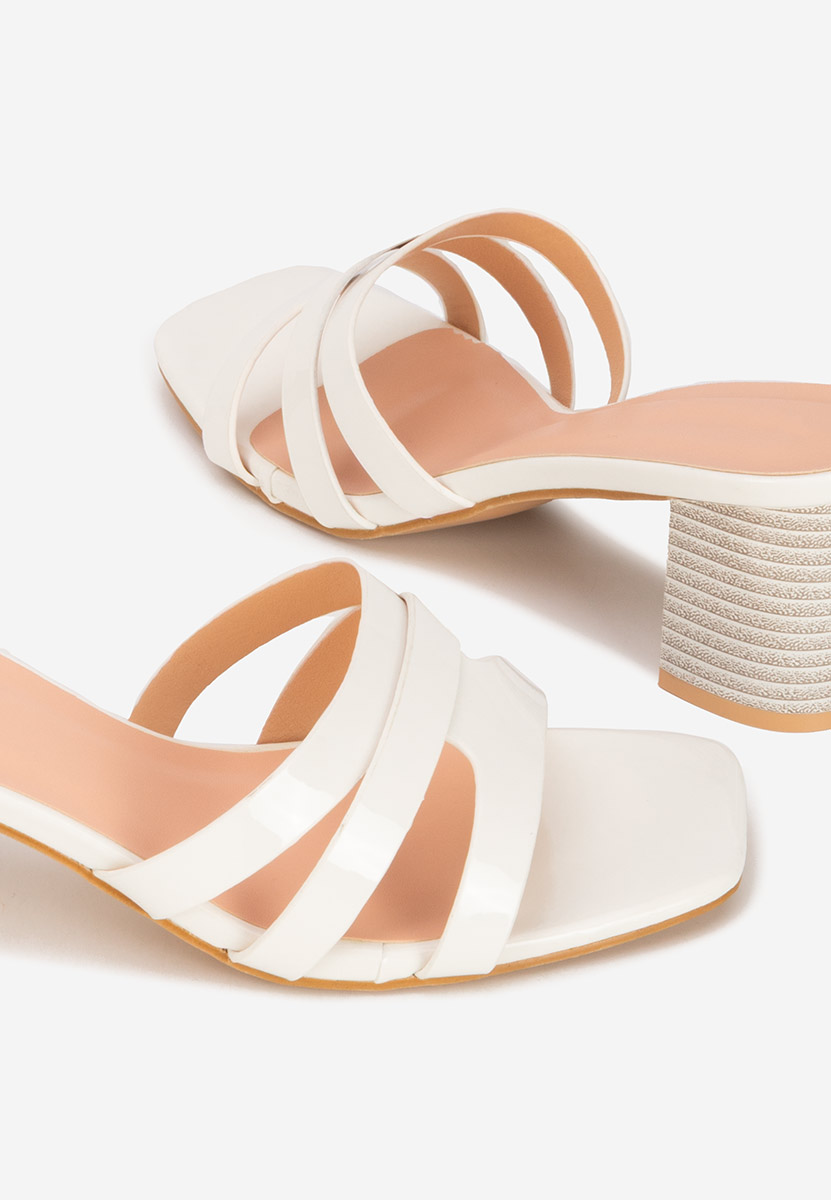 Białe klapki na obcasie Genoveva