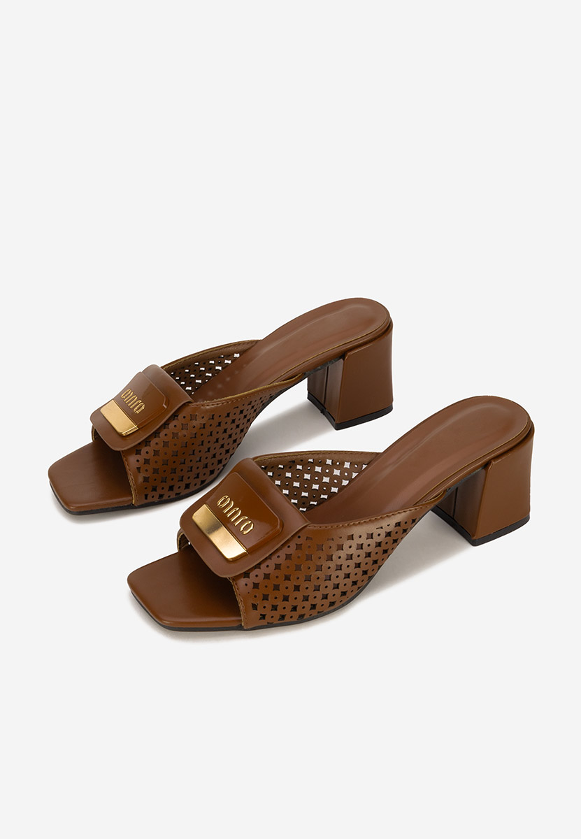 Brązowe klapki na obcasie Carmenia