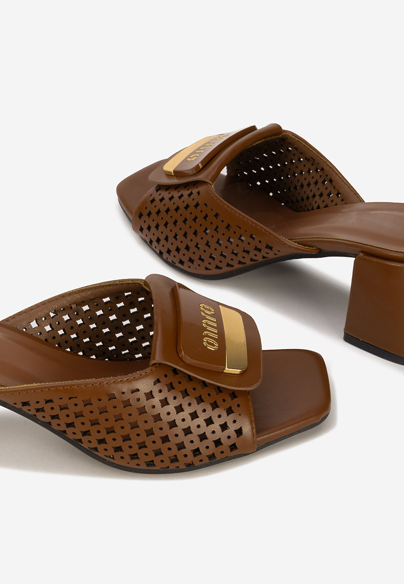 Brązowe klapki na obcasie Carmenia