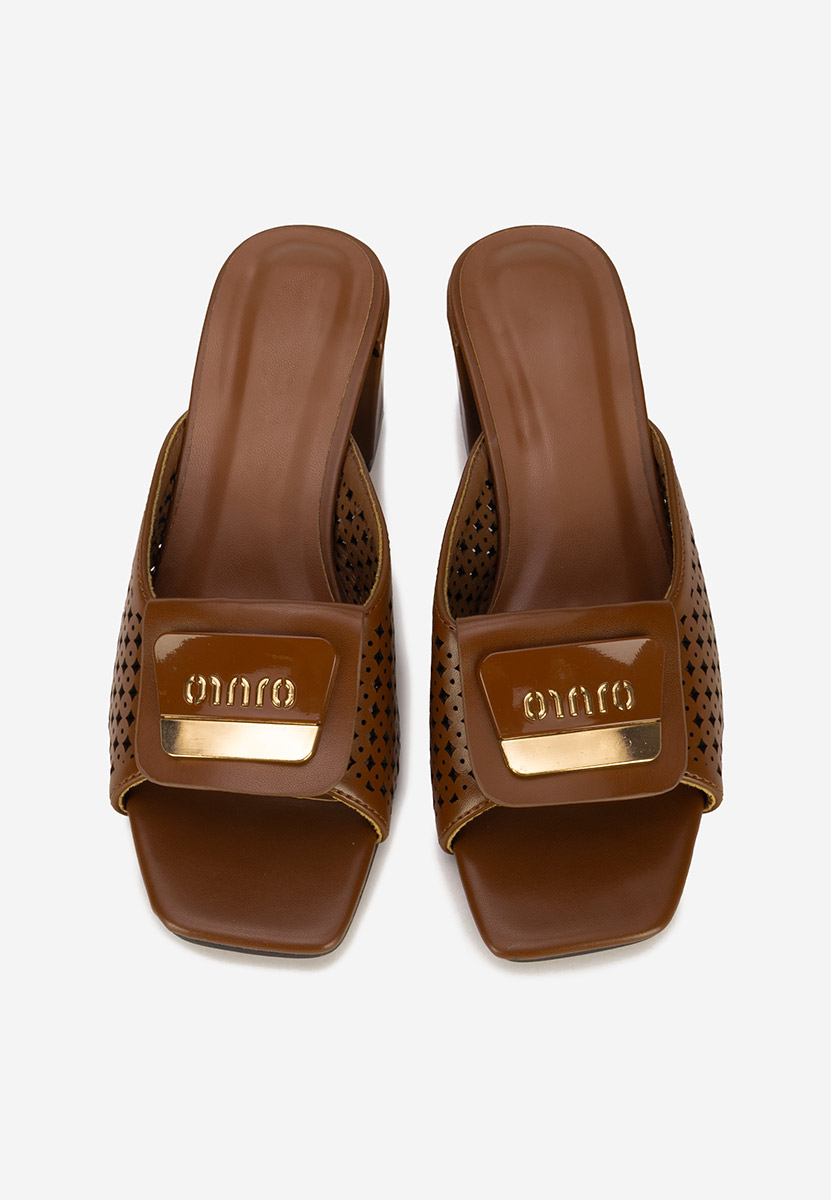 Brązowe klapki na obcasie Carmenia