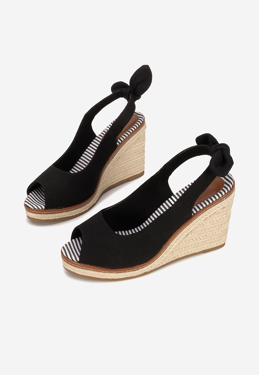 Czarne sandały na koturnie Cyerra