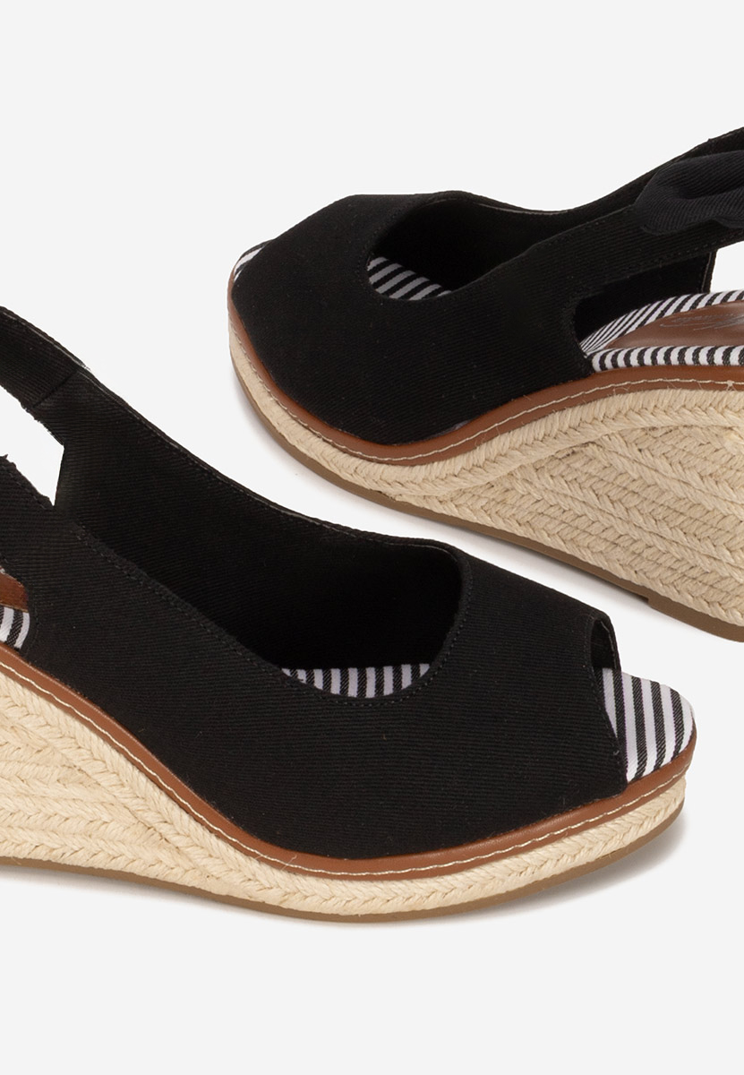 Czarne sandały na koturnie Cyerra