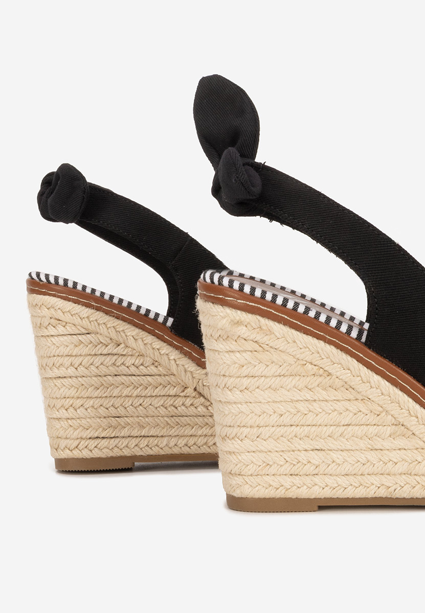 Czarne sandały na koturnie Cyerra