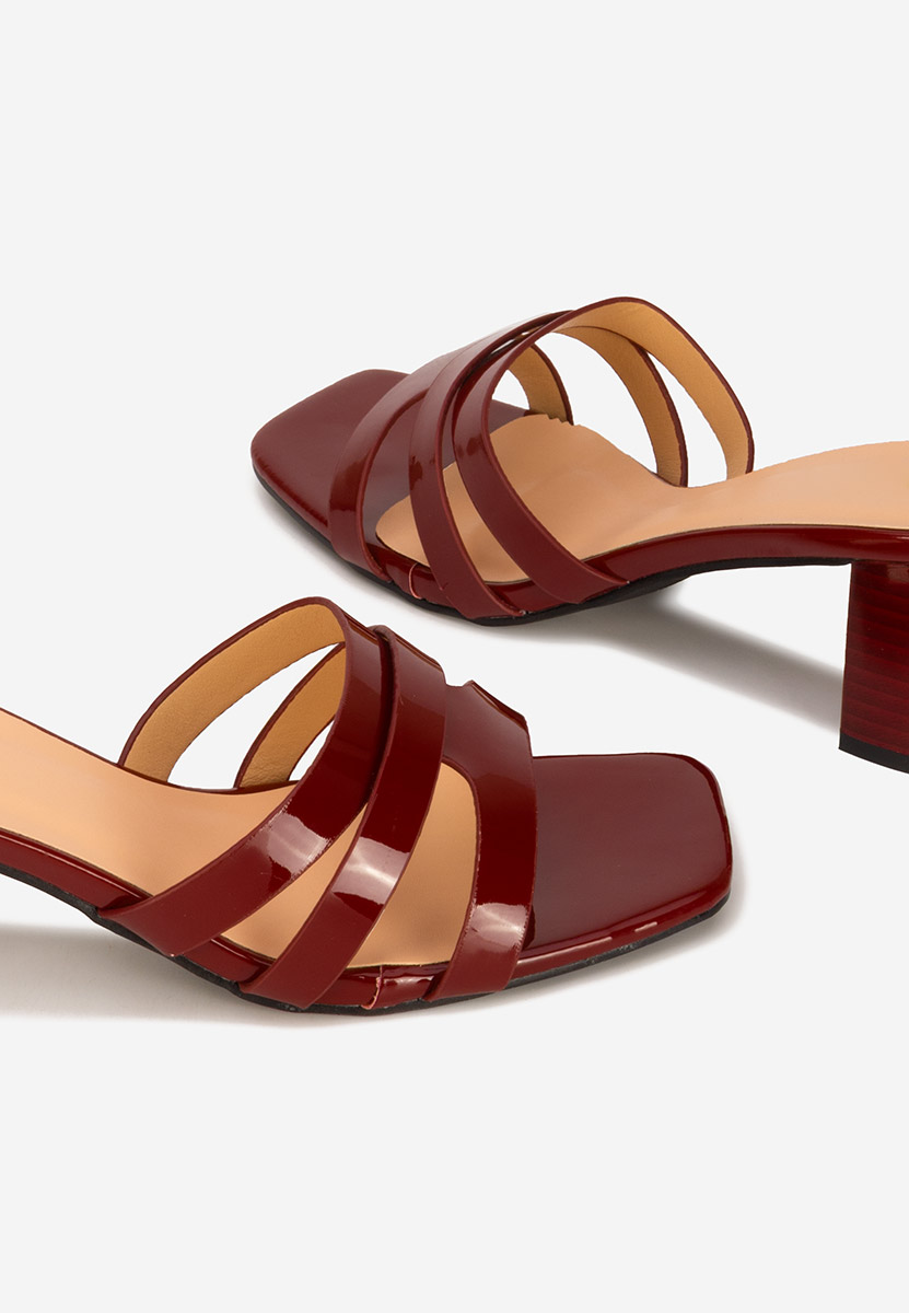 Bordowe klapki na obcasie Genoveva