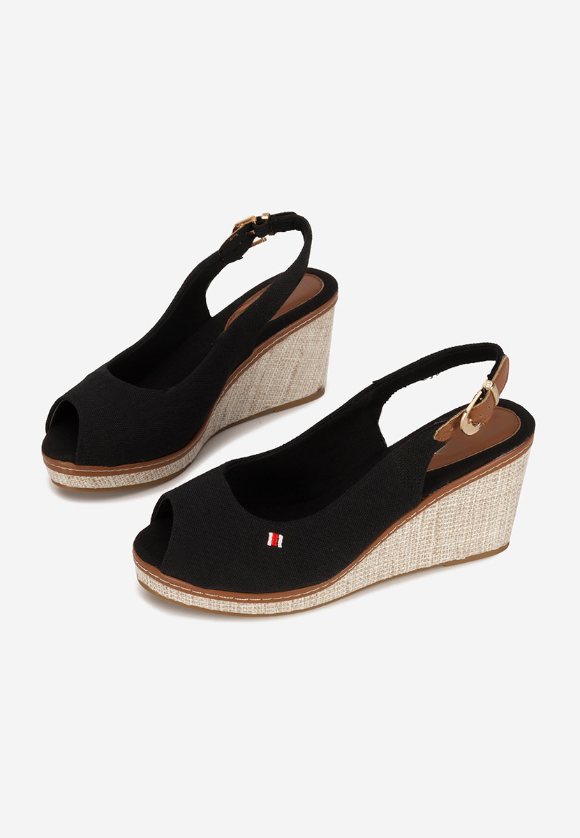 Czarne sandały na koturnie Carolla