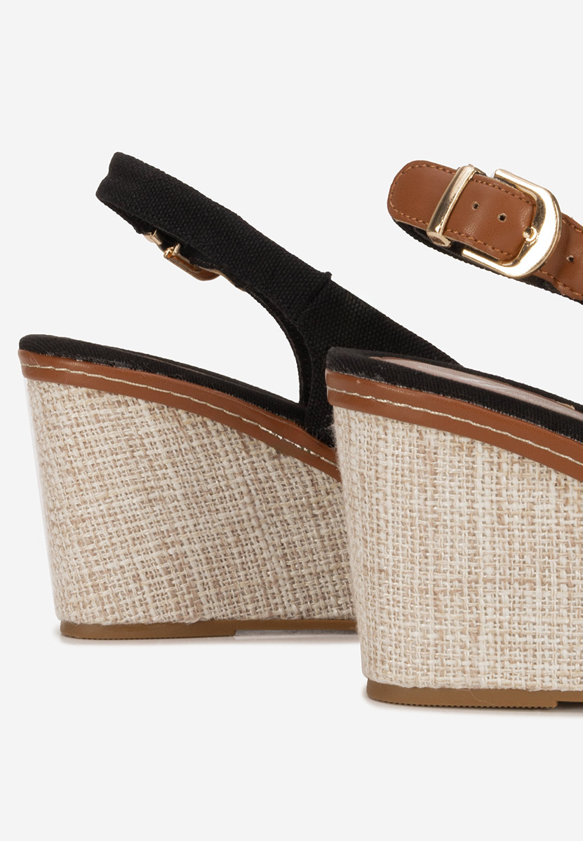 Czarne sandały na koturnie Carolla