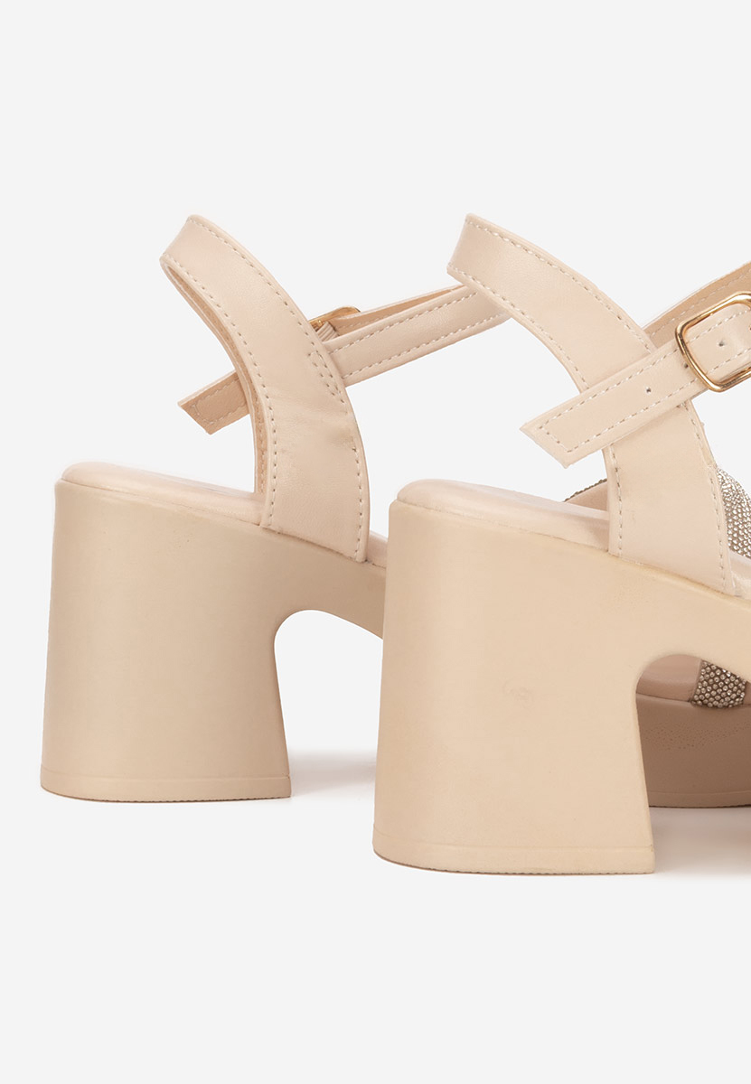 Beżowe sandały na słupku Jadina