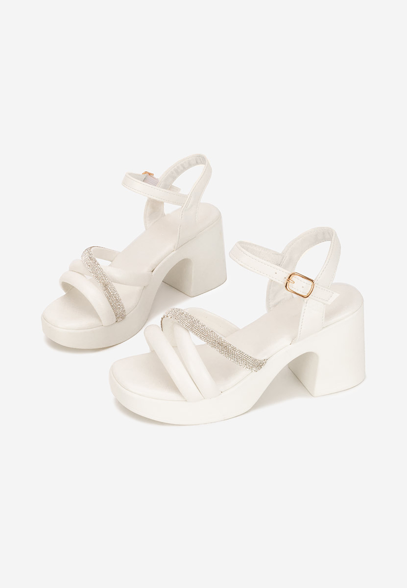 Białe sandały na słupku Jadina