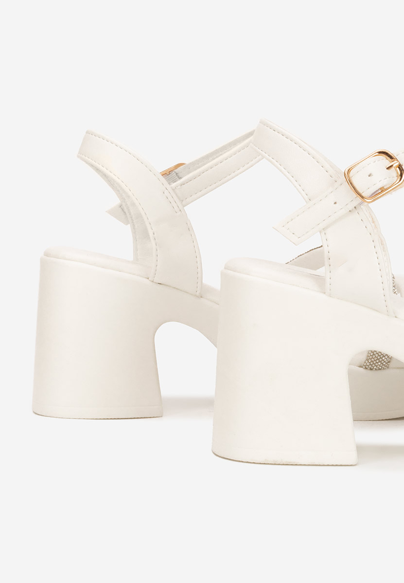Białe sandały na słupku Jadina