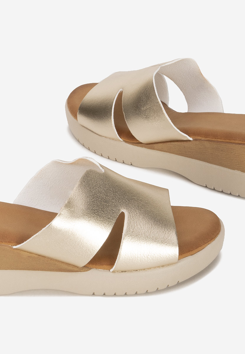 Złote klapki na platformie Miriay