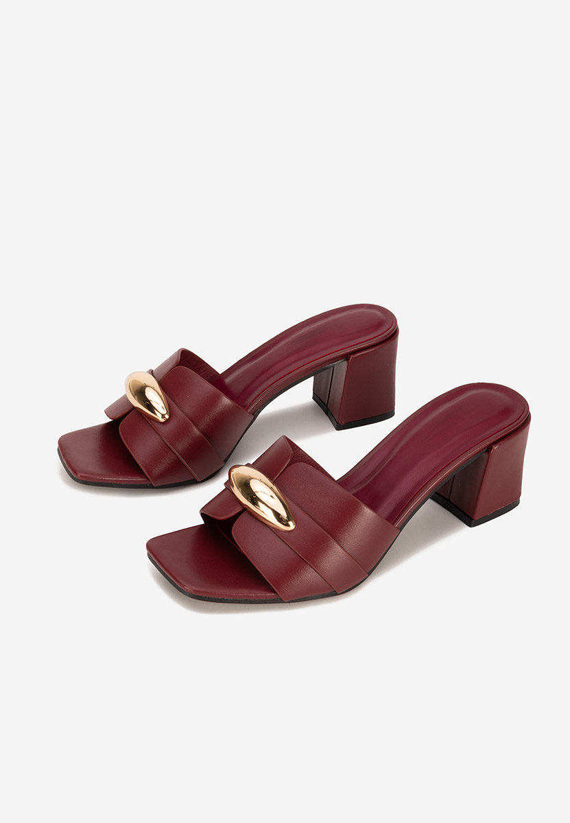 Bordowe klapki na obcasie Siminea