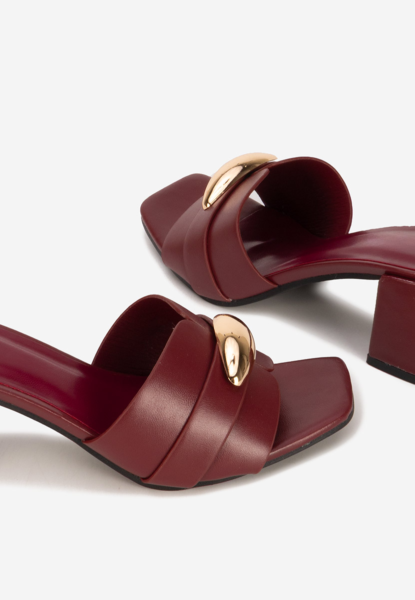 Bordowe klapki na obcasie Siminea