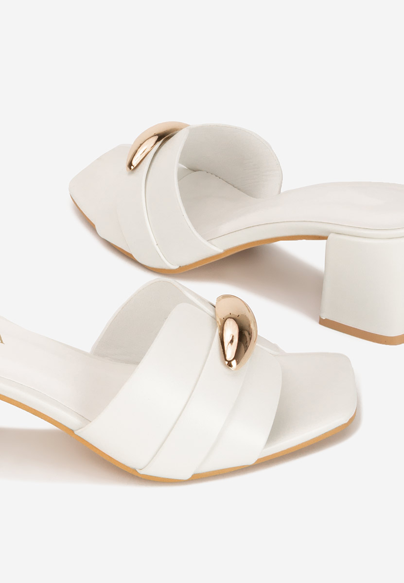 Białe klapki na obcasie Siminea