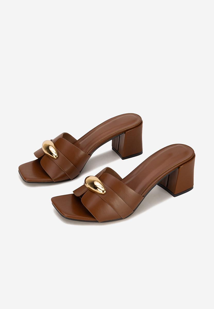 Brązowe klapki na obcasie Siminea