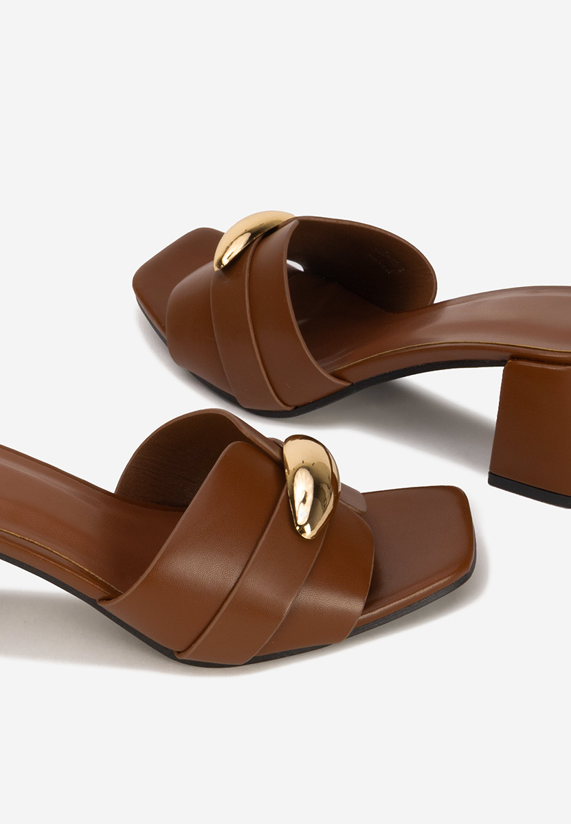 Brązowe klapki na obcasie Siminea