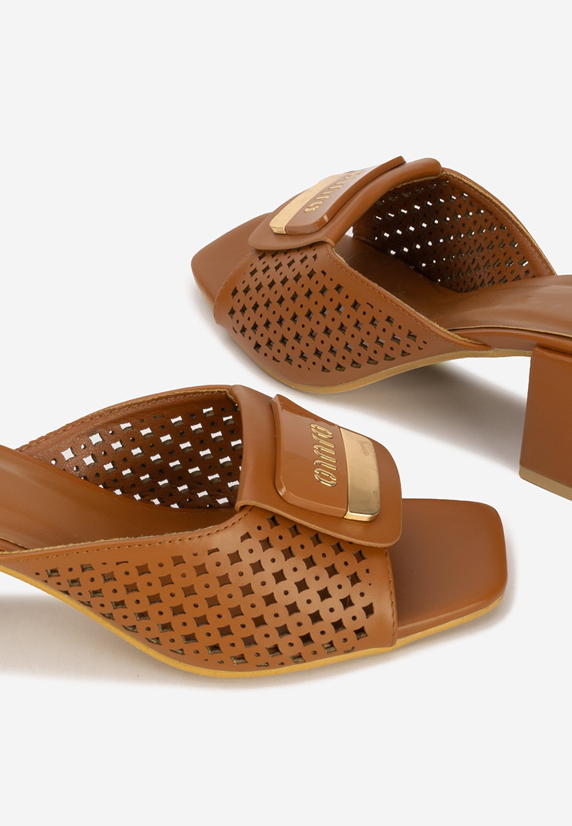 Camelowe klapki na obcasie Carmenia