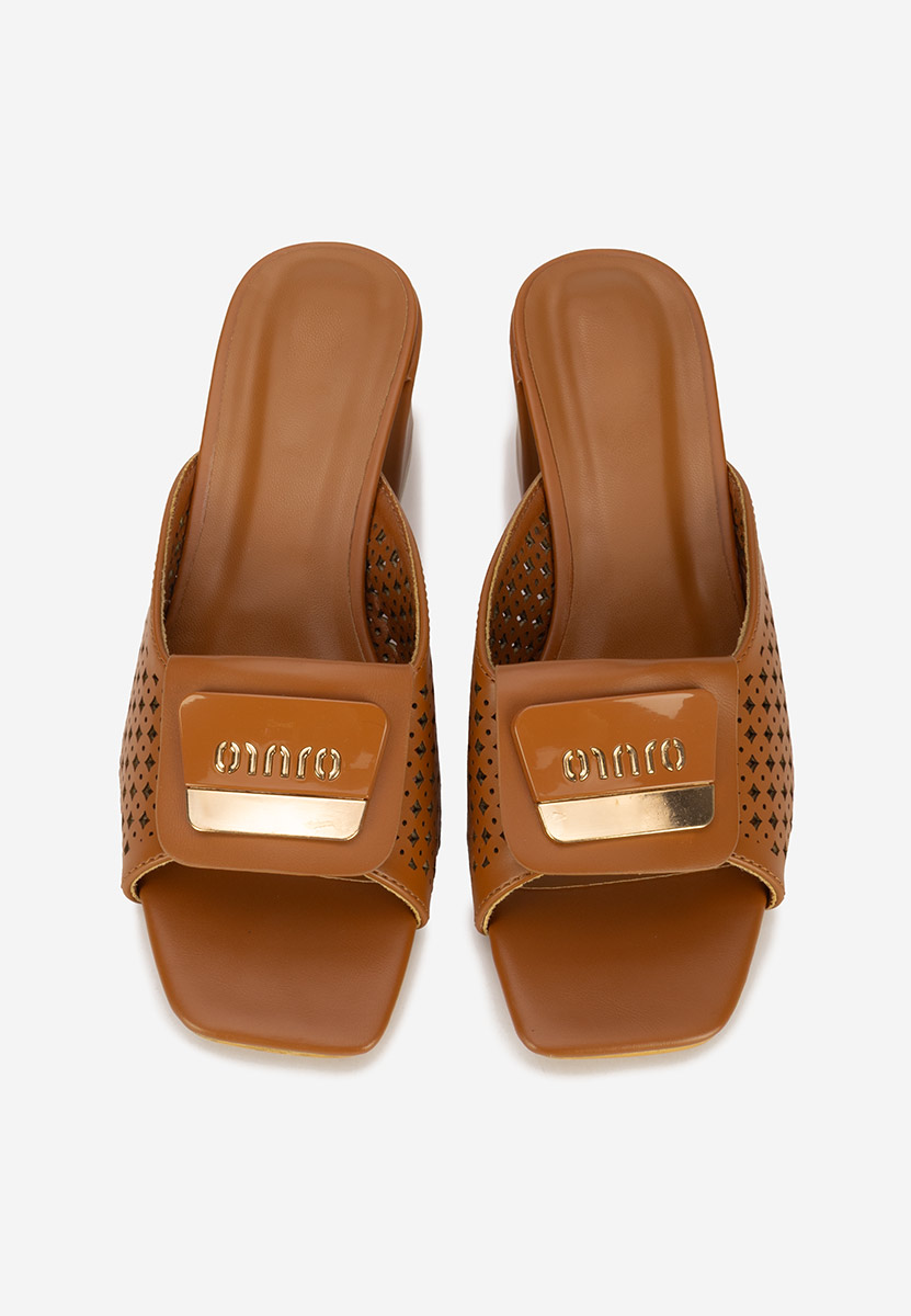 Camelowe klapki na obcasie Carmenia