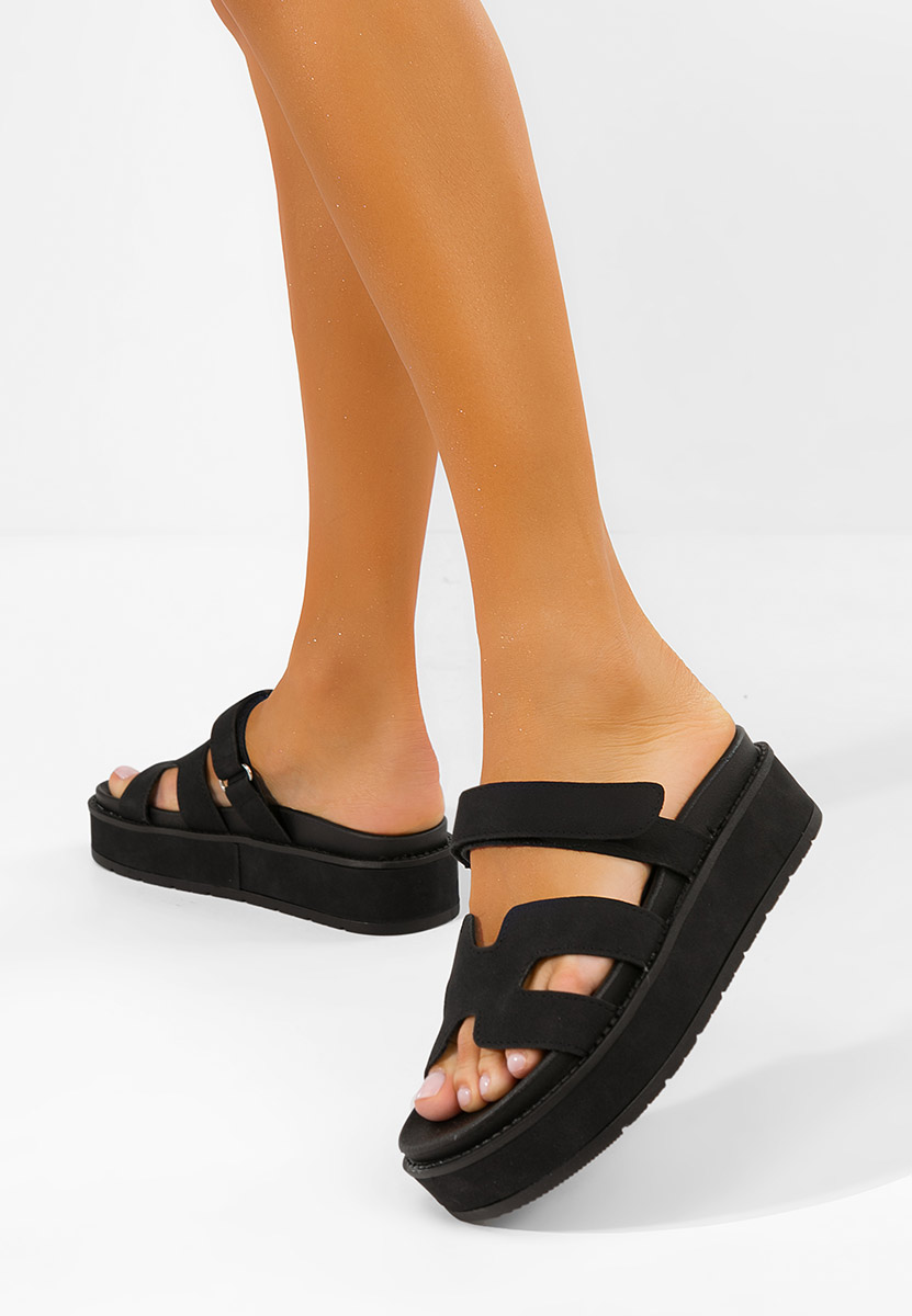 Czarne klapki na platformie Versilia