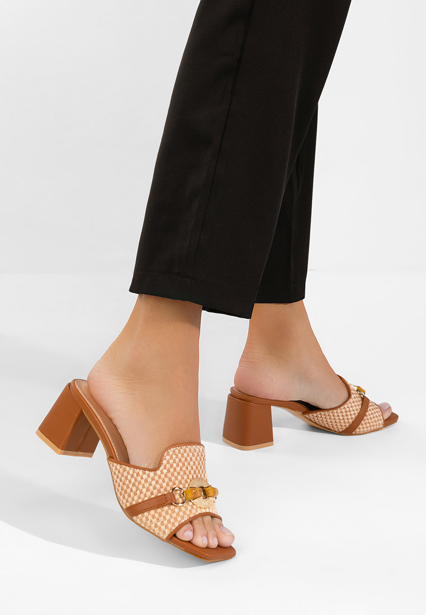Camelowe klapki na obcasie Olenna