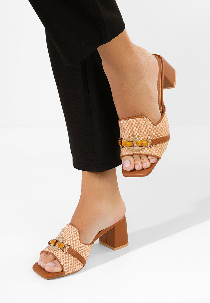 Camelowe klapki na obcasie Olenna