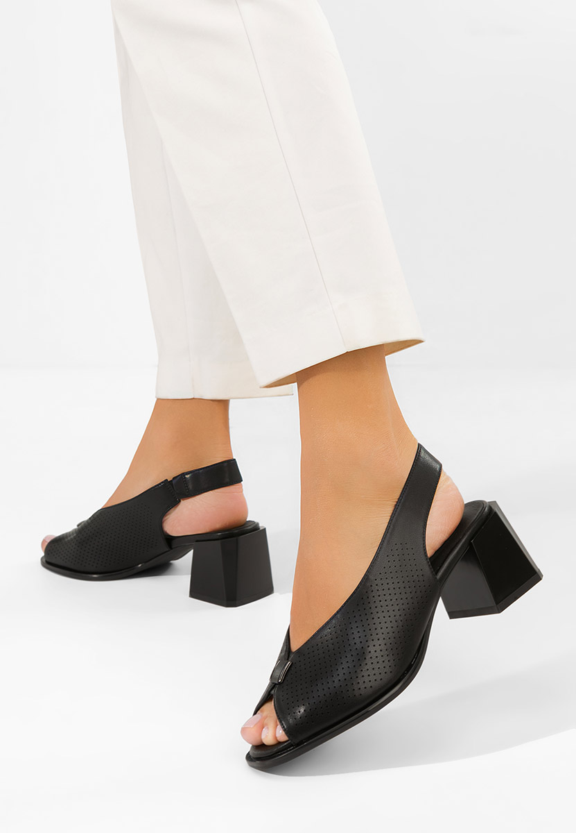 Czarne sandały na słupku Heliena