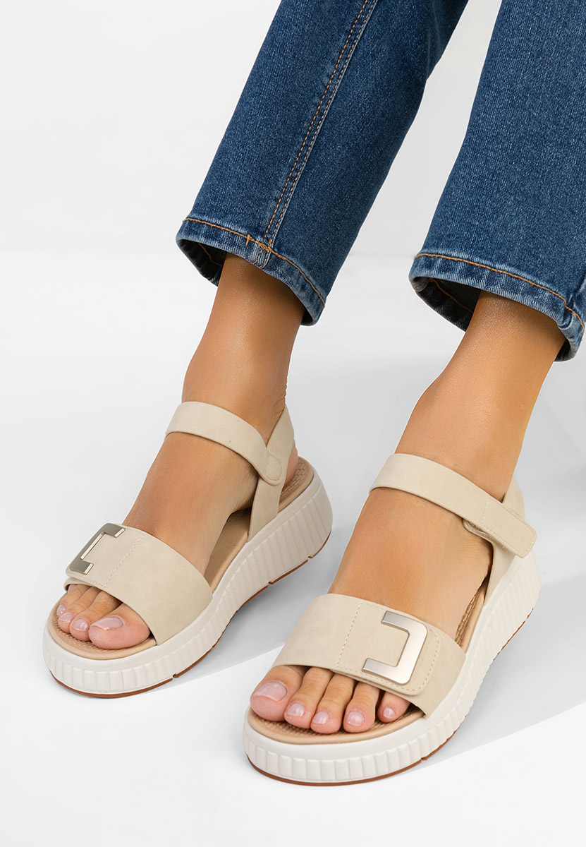 Beżowe sandały na platformie Cistela
