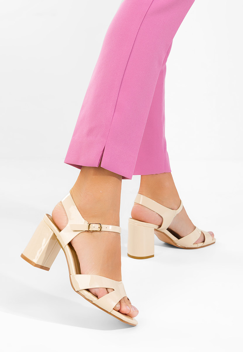 Beżowe sandały na słupku Iustima