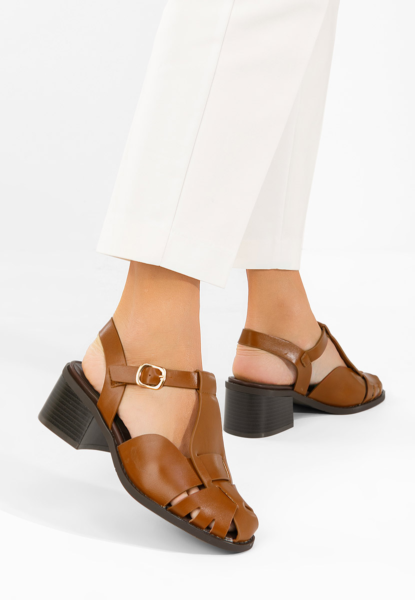 Camelowe sandały na słupku Sennia