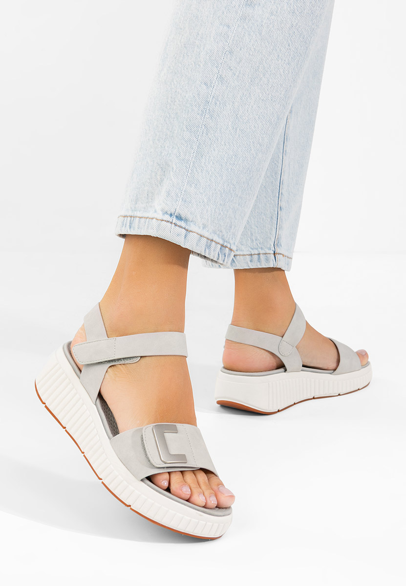 Szare sandały na platformie Cistela