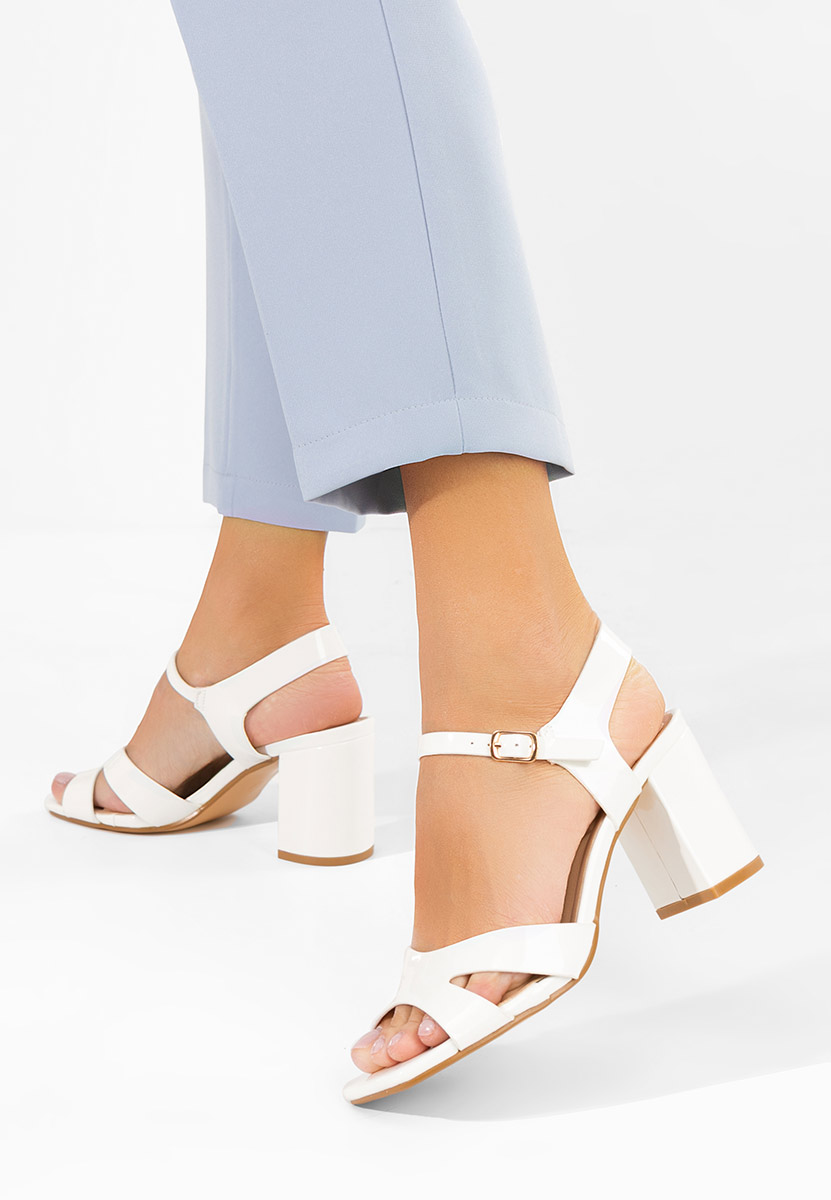 Białe sandały na słupku Iustima