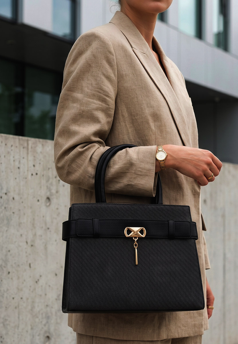 Czarna torebka do biura Fendia