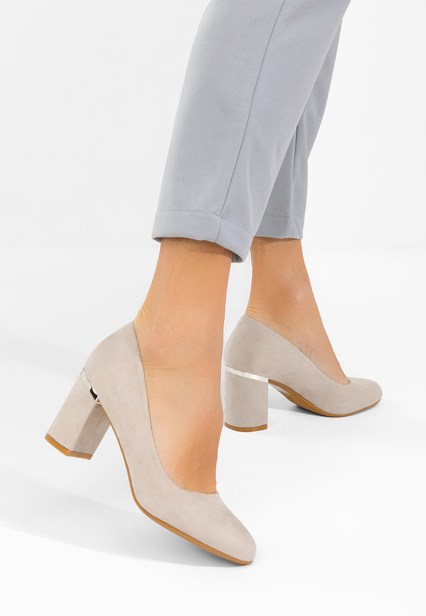 Szare czółenka na słupku Izaya