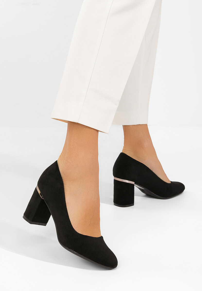 Czarne czółenka na słupku Izaya