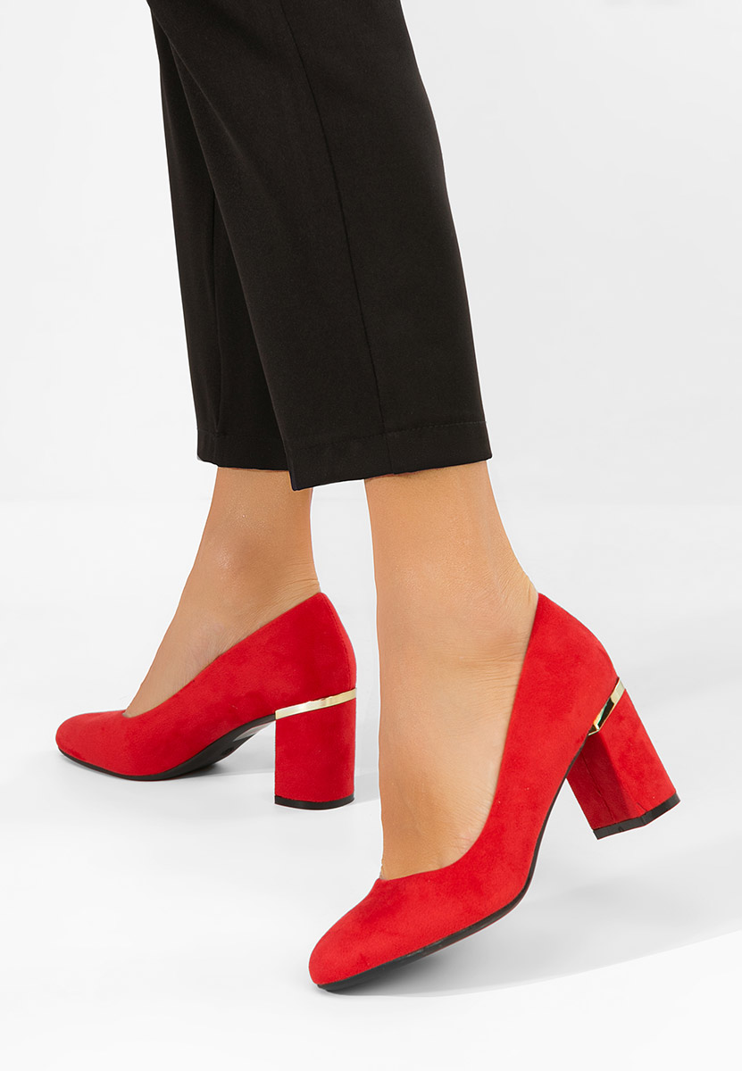 Czerwone czółenka na słupku Izaya