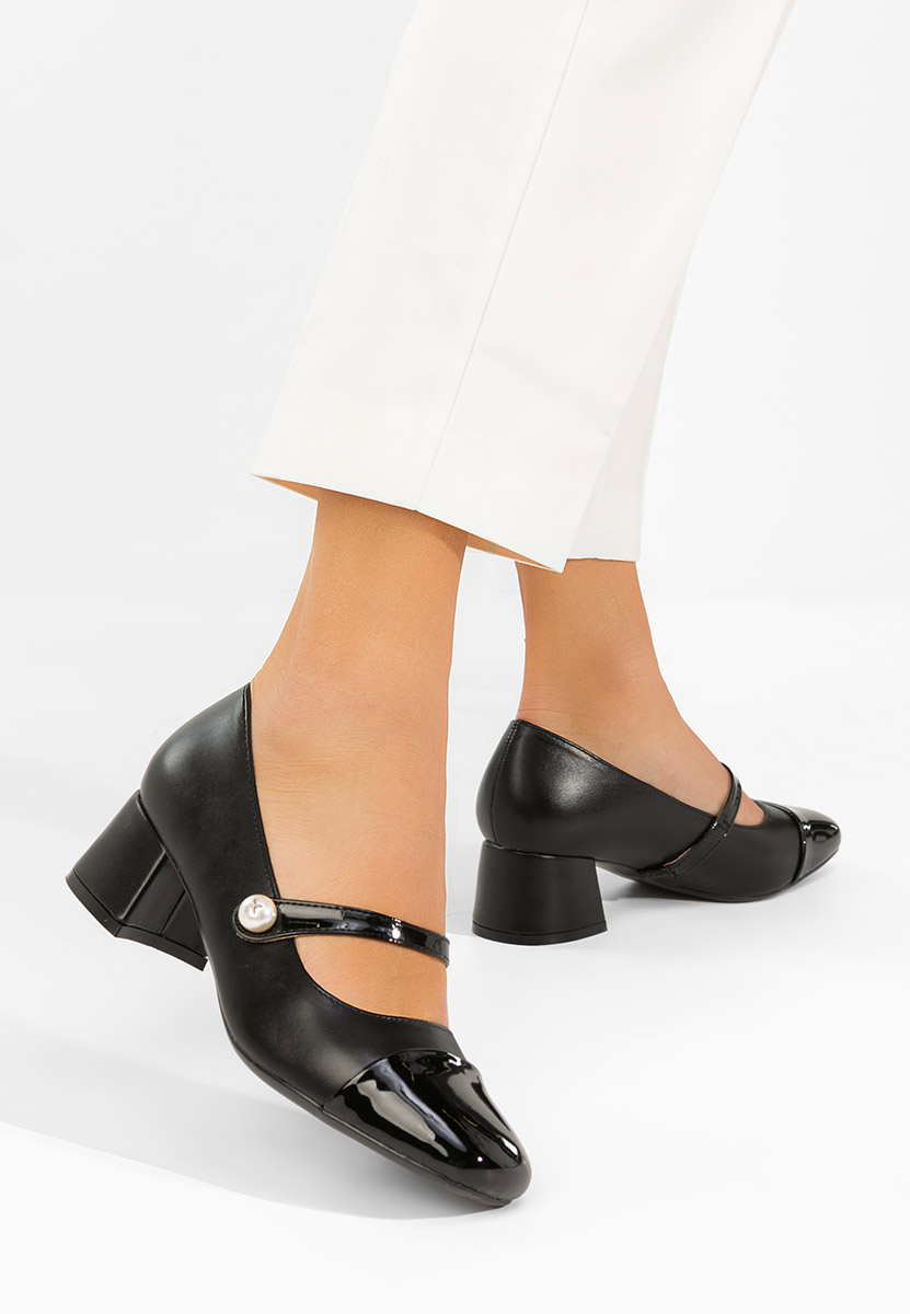 Czarne czółenka na słupku Blety