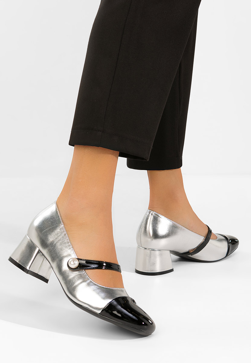 Srebrne czółenka na słupku Blety