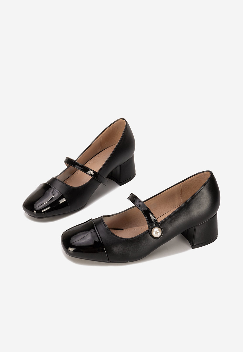 Czarne czółenka na słupku Blety