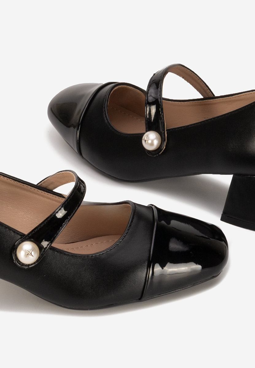 Czarne czółenka na słupku Blety