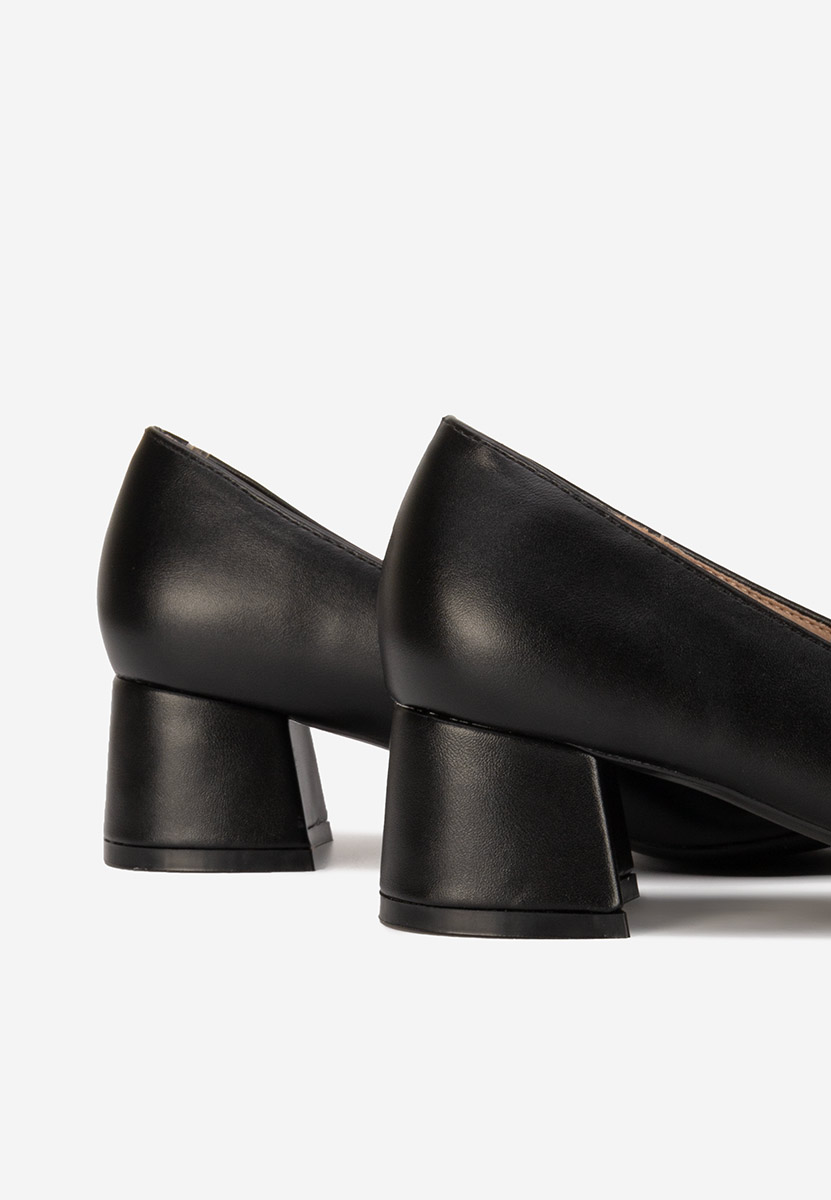 Czarne czółenka na słupku Blety