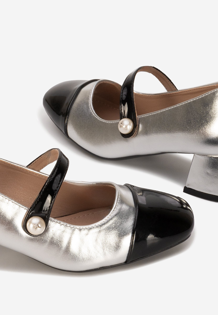 Srebrne czółenka na słupku Blety