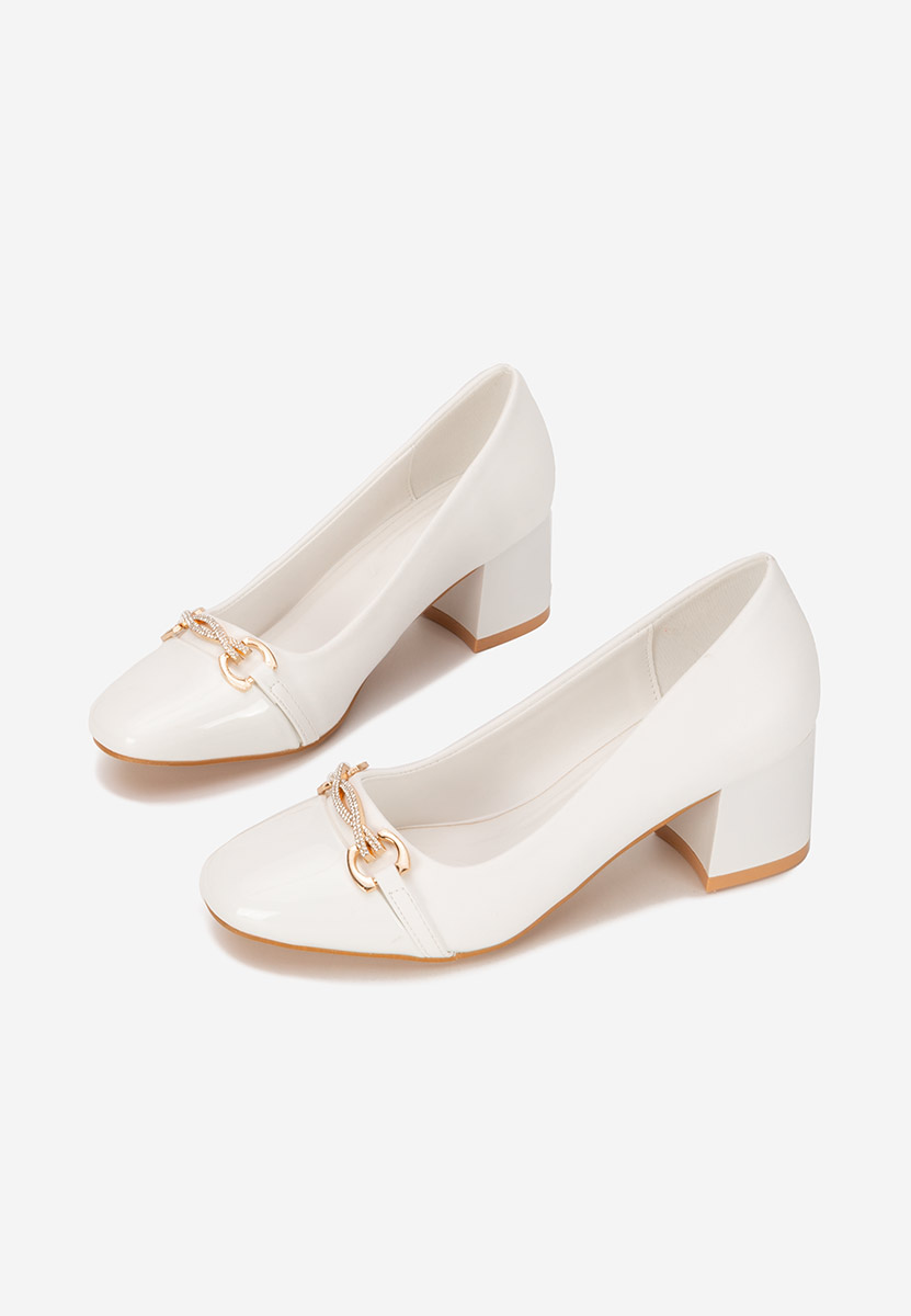 Białe czółenka na słupku Mirana